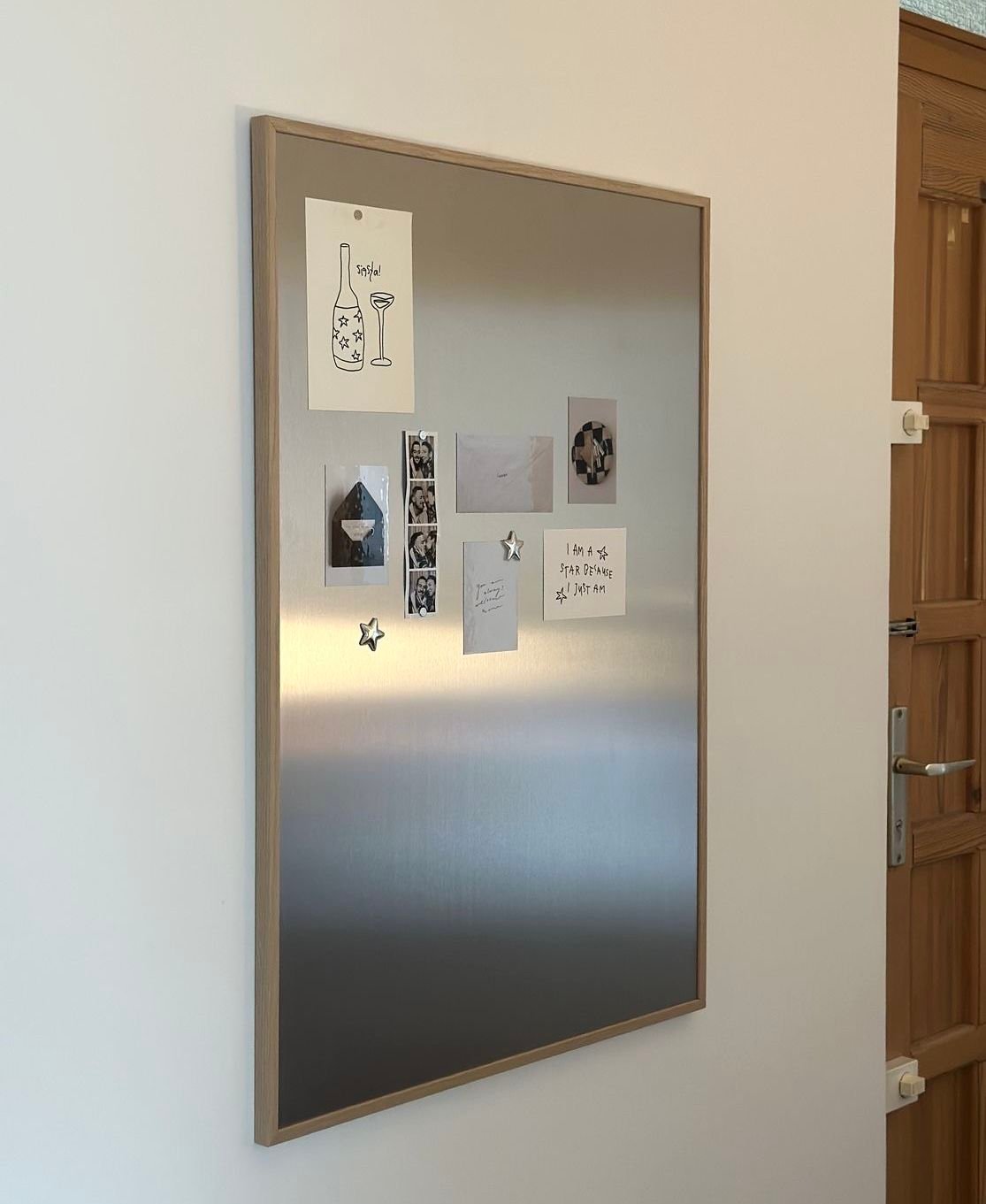 20 Modern Home Office Layout Ideas for Small Spaces to Boost Productivity - 15. Incorporating a Magnetic Board for Inspiration 1